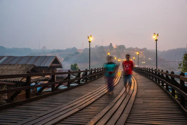 İnsanların Pzt köprü hareket.