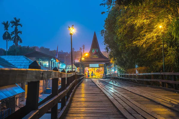 Mon piyasada şafak.