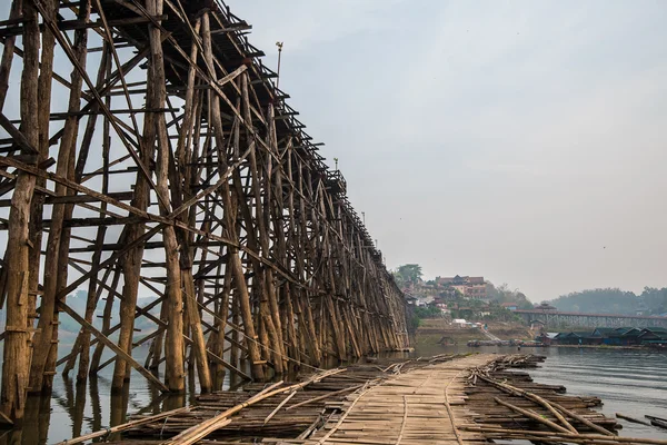 Mon köprünün ağından ahşap yapısı.
