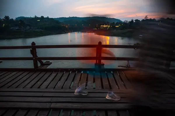 İnsanların Pzt köprü hareket.