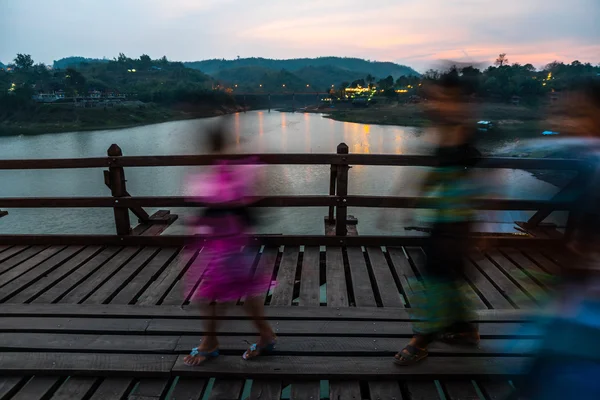 İnsanların Pzt köprü hareket.