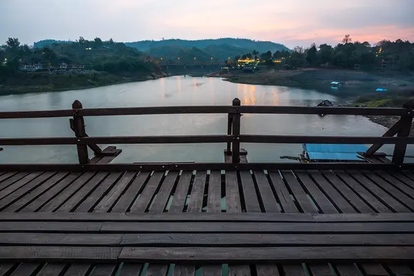 Mon Köprüsü'nün parçası günbatımı altında.