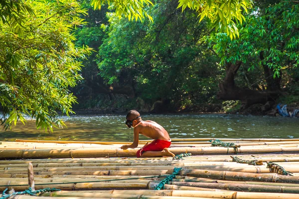 Kimliği belirsiz çocuk balıkçılık için deneyin.