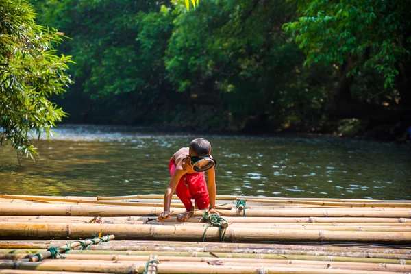 Kimliği belirsiz çocuk balıkçılık için deneyin.