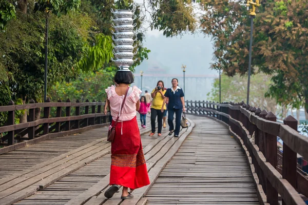 Mon kız turistlere showoff için yürüyor.