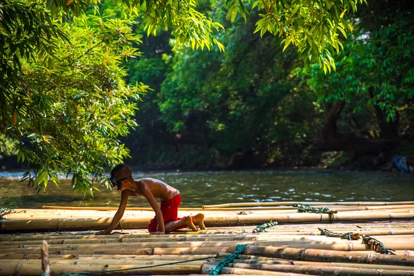 Kimliği belirsiz çocuk balıkçılık için deneyin.