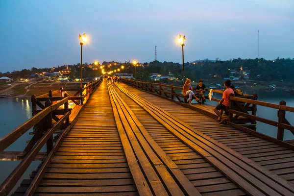 Dusk tarih Pzt köprüsünde turist chillout.