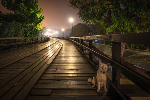 Mon Köprüsü'nün parçası şafak.