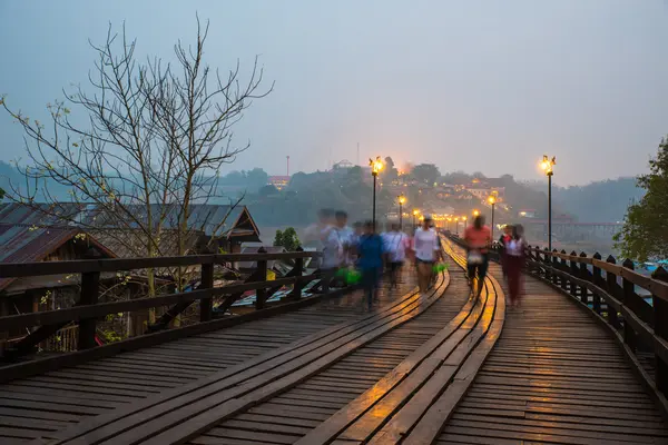 İnsanların Pzt köprü hareket.