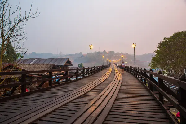 İnsanların Pzt köprü hareket.