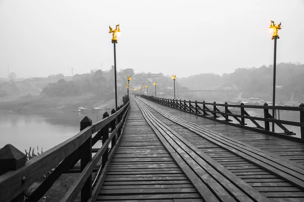 Siyah ve beyaz ve mono renk tonu sessiz Pzt Bridge'de.