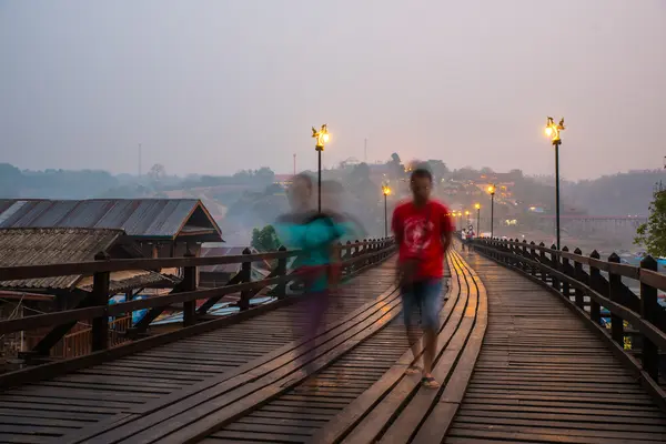 İnsanların Pzt köprü hareket.