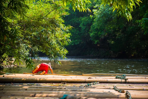 Kimliği belirsiz çocuk balıkçılık için deneyin.
