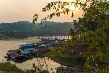 Tayland Pzt köprüde günbatımı.