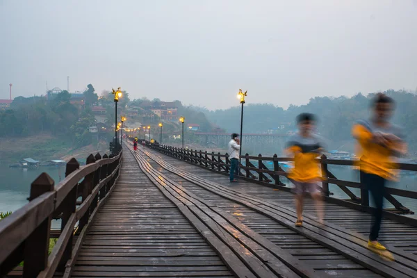 İnsanların Pzt köprü hareket.