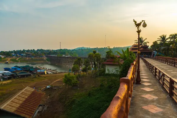 Kırmızı köprü ve Mon Köprüsü Tayland.