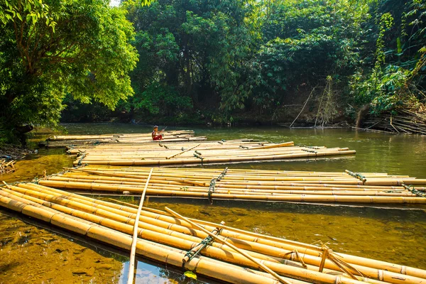 Kimliği belirsiz çocuk balıkçılık için deneyin.