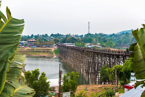 Toeristen op de langste houten brug van Thailand. — Stockfoto