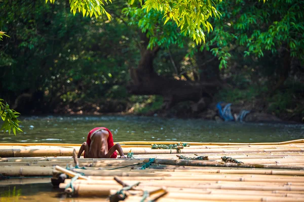 Kimliği belirsiz çocuk balıkçılık için deneyin.