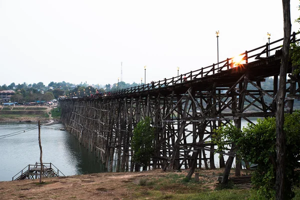 Turistas na mais longa ponte de madeira da Tailândia. — Fotografia de Stock