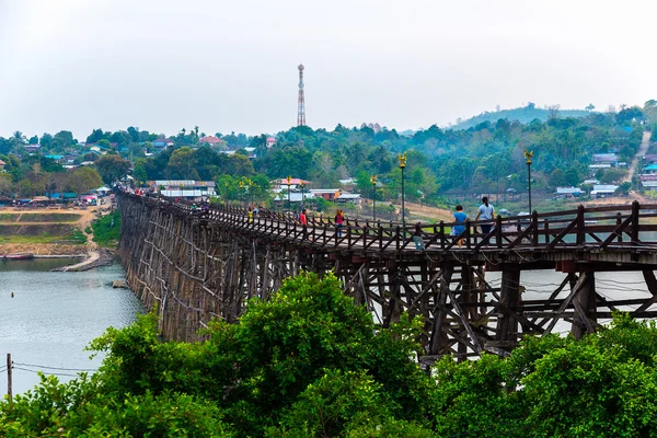 Turist Tayland en uzun ahşap köprü.
