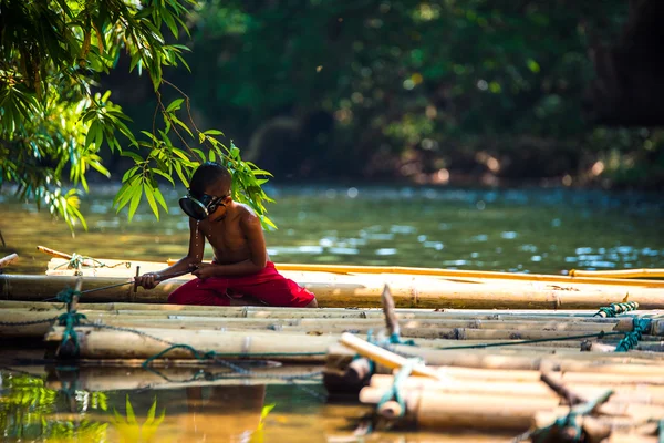 Kimliği belirsiz çocuk balıkçılık için deneyin.