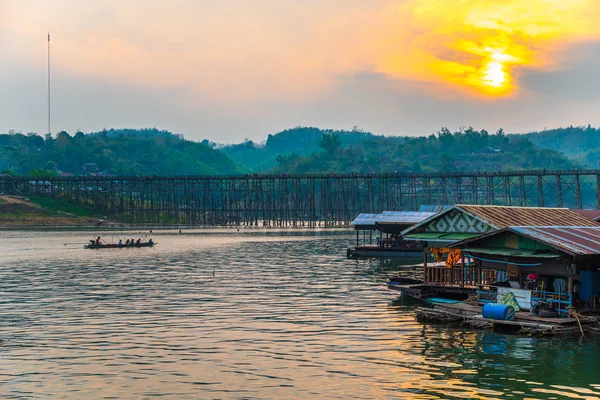 Mon brug in Thailand onder zonsondergang. — Stockfoto