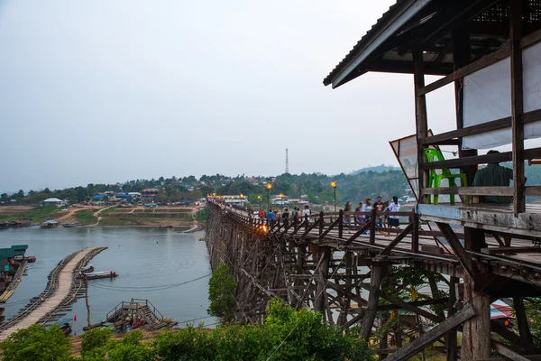 Toeristen op de langste houten brug van Thailand. — Stockfoto