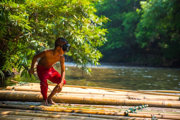 Kimliği belirsiz çocuk balıkçılık için deneyin.