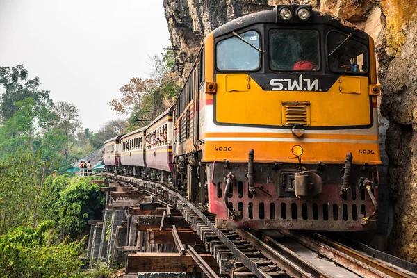 Ölüm demiryoluna tren.