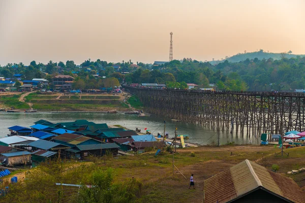 Mon brug in Thailand onder zonsondergang. — Stockfoto