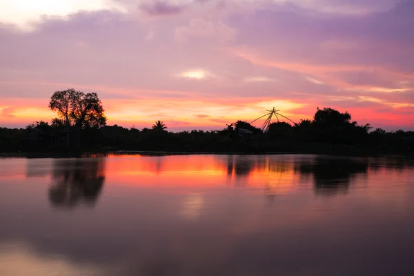 Orman Nehri yakınında silüeti.