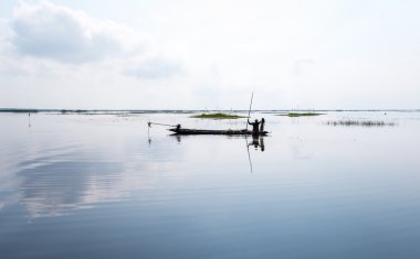 Balıkçı tekne, ıslak toprak.