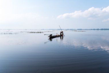 Balıkçı tekne, ıslak toprak.