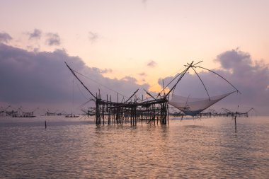 Siluet büyük balık tuzakları şafak net..