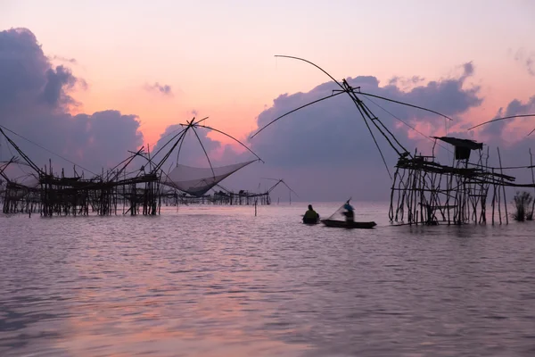 Silhouette de deux pêcheurs vont pêcher piège . — Photo
