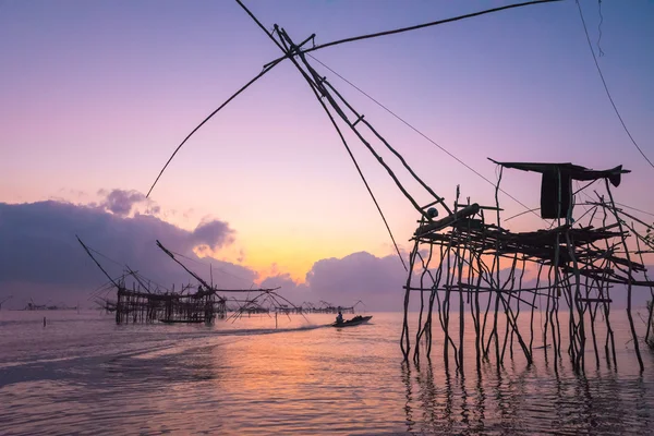 Silueta grandes trampas de red de peces y pescador en el amanecer . —  Fotos de Stock