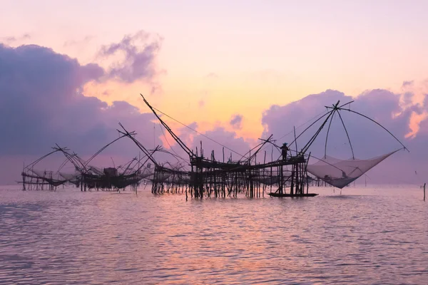 Silueta grandes trampas de red de peces en el amanecer . —  Fotos de Stock
