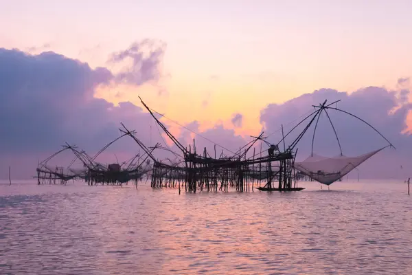 Siluet büyük balık tuzakları şafak net..