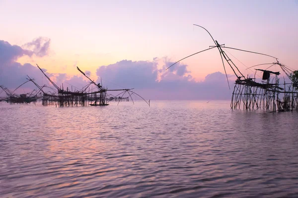 Siluet büyük balık tuzakları şafak net..
