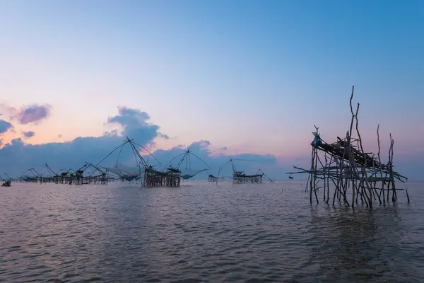 Siluet büyük balık tuzakları şafak net..