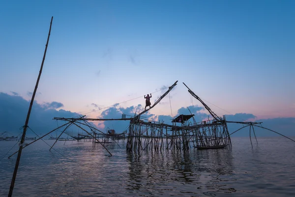 Balıkçı büyük balık net tuzak üzerinde.