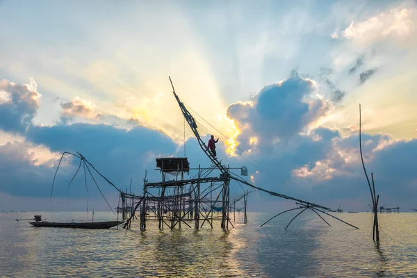 Net siluet büyük balık tuzakları ve balıkçı şafak.