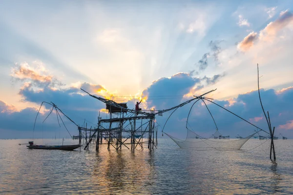 Net siluet büyük balık tuzakları ve balıkçı şafak.