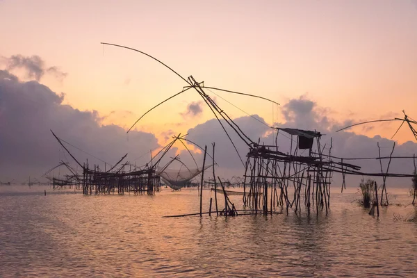 Siluet büyük balık tuzakları şafak net..