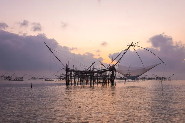 Siluet büyük balık tuzakları şafak net..