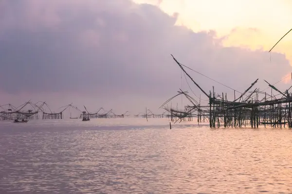 Siluet büyük balık tuzakları şafak net..