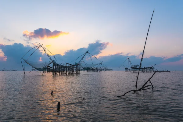 Siluet büyük balık tuzakları şafak net..