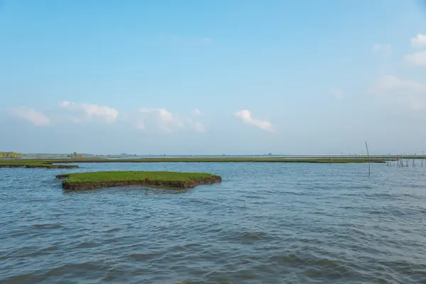 Kapalı bölünmüş arazi.