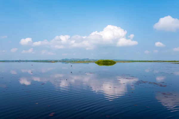Su dalgası hala lagün üzerinde.